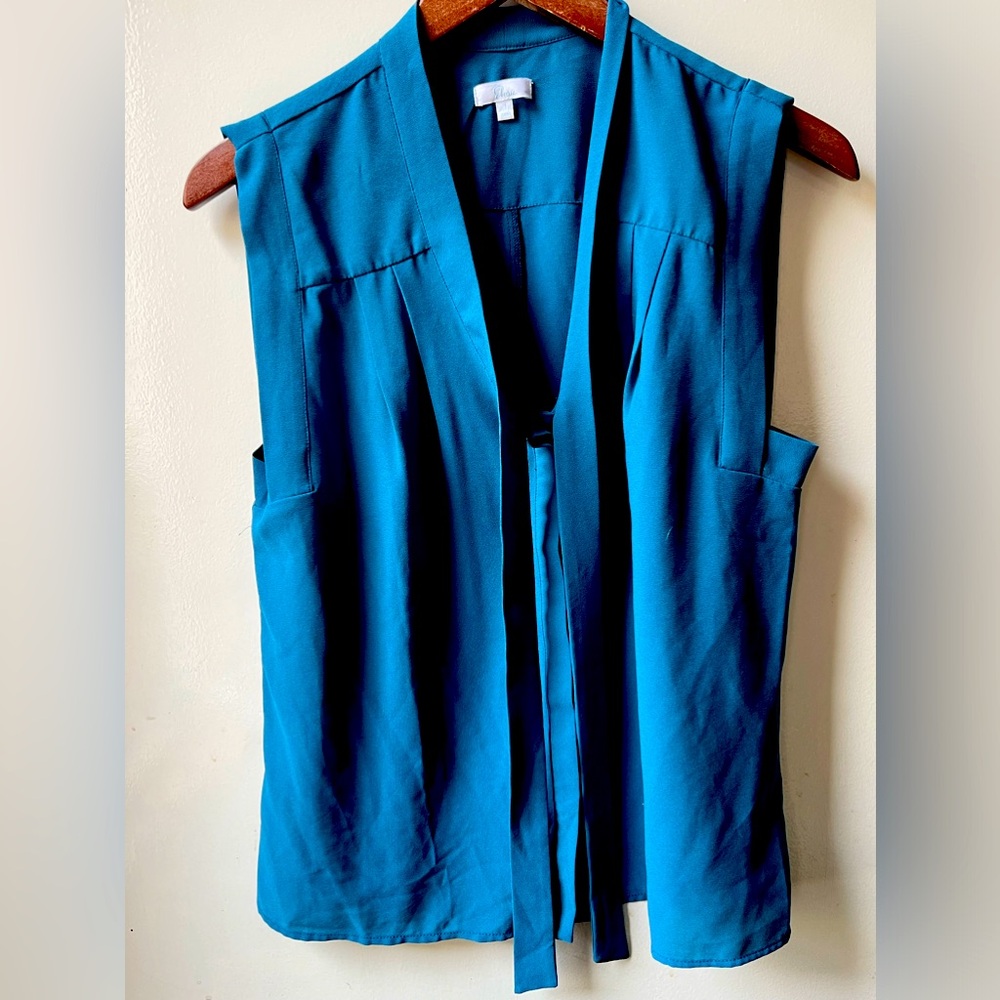 3/$25 Turquoise blue sleeveless top. Polyester. Size small.